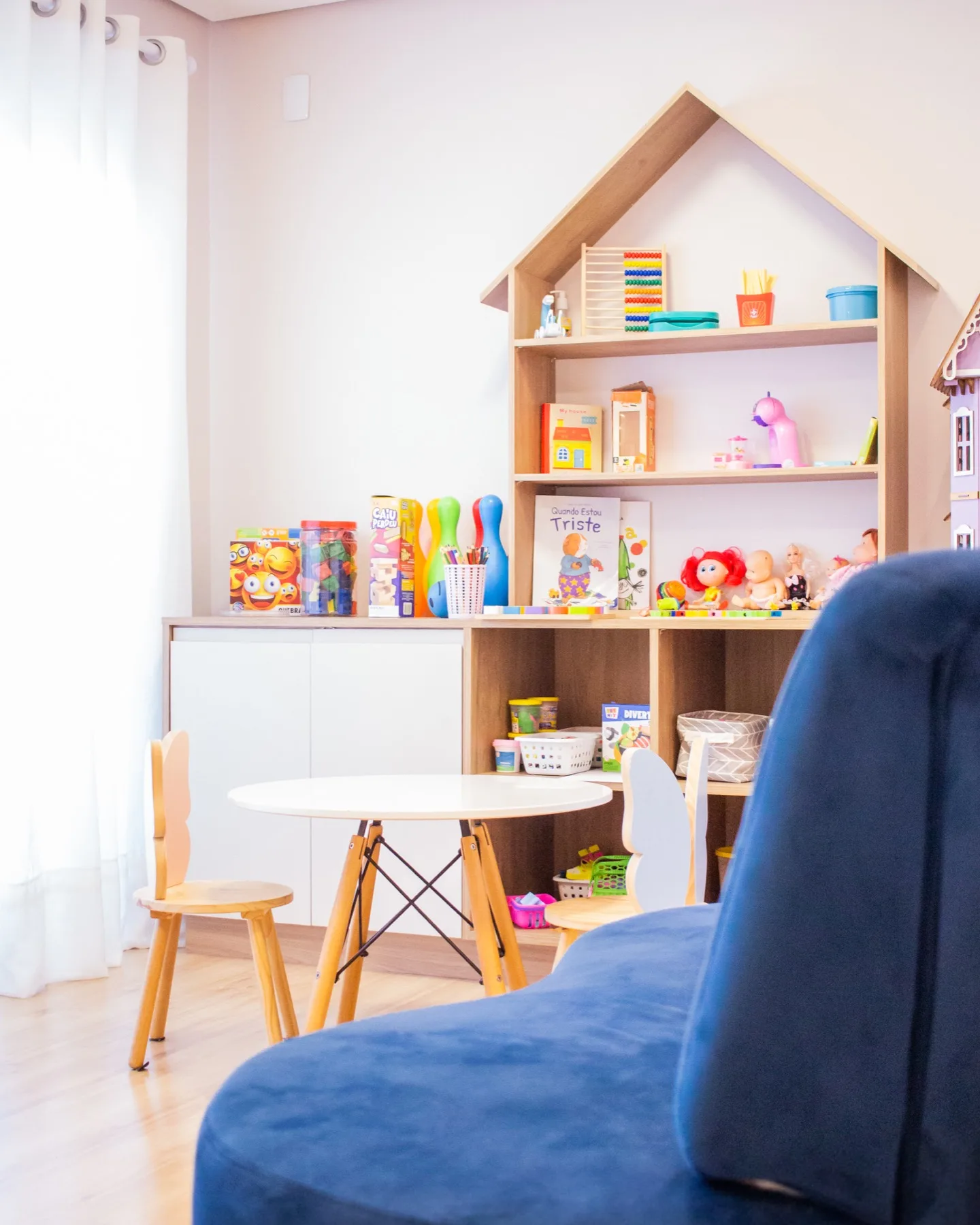 Sala preparada para atendimento infantil na Clínica Anthos